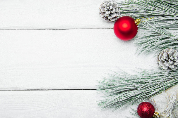 Luminen haara joulukuusi ja kartio ja punainen pallo valkoinen puinen vintage tausta
 - Valokuva, kuva