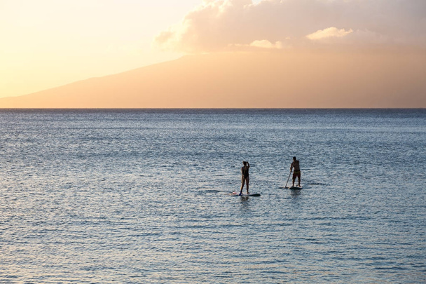 Sylwetka dwa standup wioślarzy na Maui, Hawaje - Zdjęcie, obraz