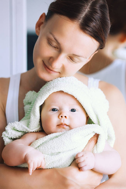 Πιο γλυκό μωρό μετά το μπάνιο με πετσέτα στο κεφάλι.  - Φωτογραφία, εικόνα