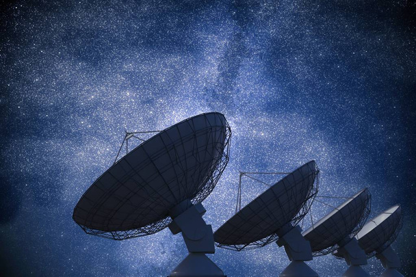 Satellitenschüsseln oder Radioantennen gegen den Nachthimmel. s - Foto, Bild