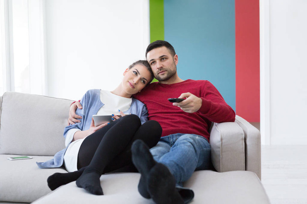 Jeune couple à regarder la télévision
 - Photo, image