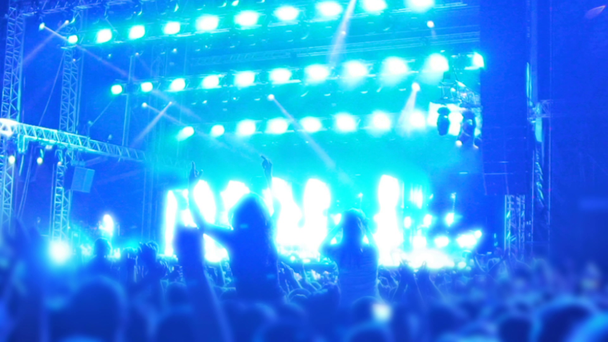 Verlichting show en live-opname maken ongelooflijke feestelijke sfeer - Video