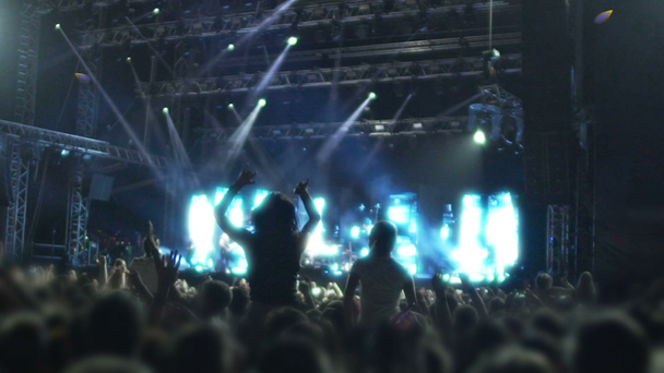 Los fans de la banda saludan a sus ídolos musicales en concierto, aplaudiendo a los artistas
 - Imágenes, Vídeo