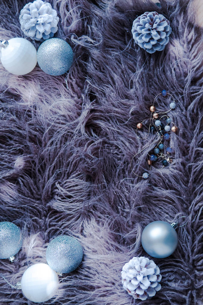 Silver Christmas decor on faux fur  - Foto, Bild