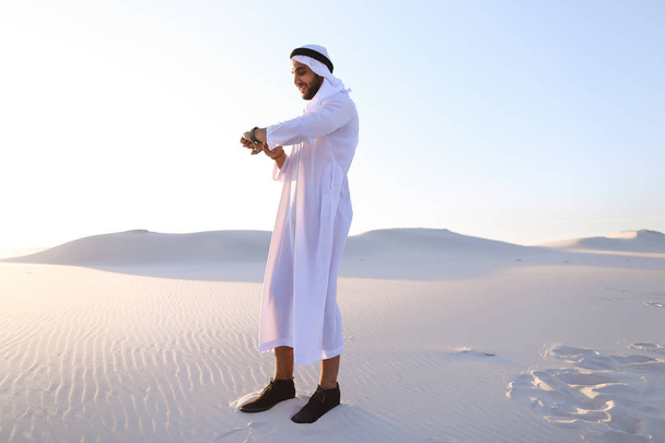 Portrait d'un bel homme d'affaires arabe qui fait l'expérience du nouvel iWatc
 - Photo, image