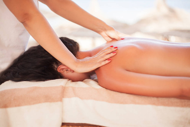 Spa e massaggi. Bella donna nel salone termale in spiaggia soleggiata ottenere fa
 - Foto, immagini