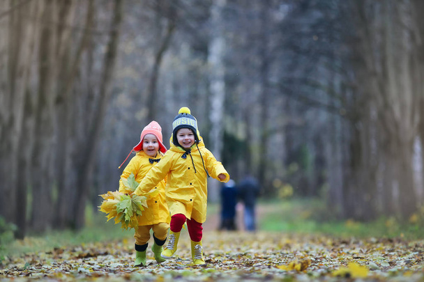 Τα παιδιά περπατούν στο πάρκο του φθινοπώρου - Φωτογραφία, εικόνα