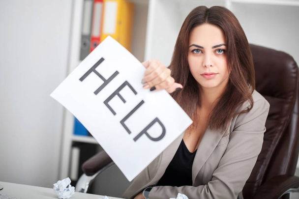 Χρειάζεστε βοήθεια; Η όμορφη γυναίκα στο γραφείο ζητά από τ - Φωτογραφία, εικόνα