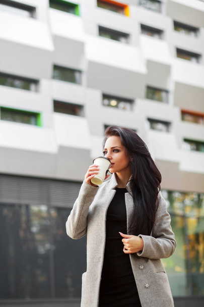 Портрет уверенности в себе деловая женщина с кофе идти nex
 - Фото, изображение