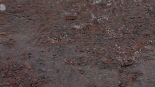 Szökőkút eső esik - Felvétel, videó