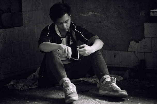 Молодой человек принимает наркотики
 - Фото, изображение