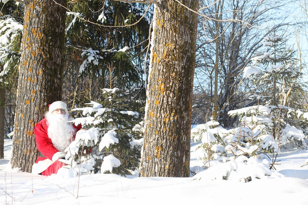 Санта-Клаус приходить з подарунками ззовні. Санта в червоний су - Фото, зображення