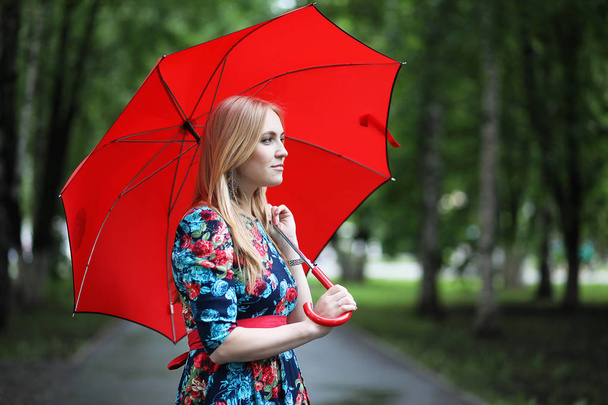 Chica en la calle con un paraguas
 - Foto, Imagen