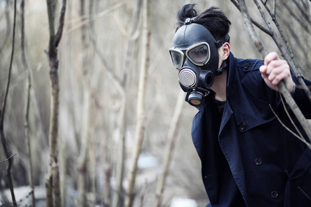 Facet w płaszcz i maski gazowe. Post-apokaliptycznym portret a - Zdjęcie, obraz