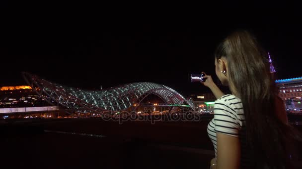 若い女性は、平和の橋の写真を撮る. - 映像、動画