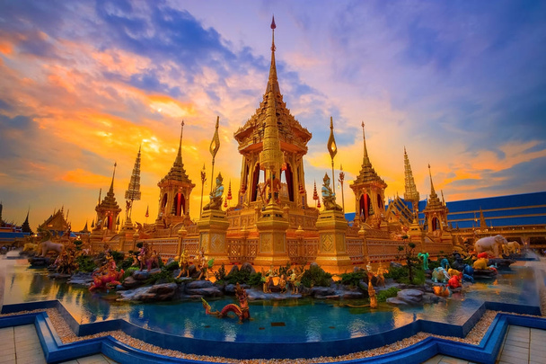 O Crematório Real de Sua Majestade o Rei Bhumibol Adulyadej fica alto em Sanam Luang em frente ao Grande Palácio
 - Foto, Imagem