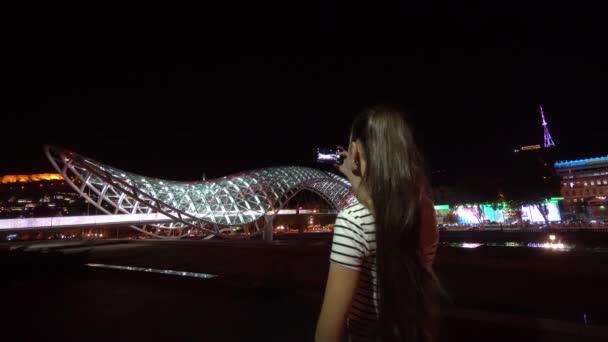 Девушка фотографирует Мост Мира
. - Кадры, видео