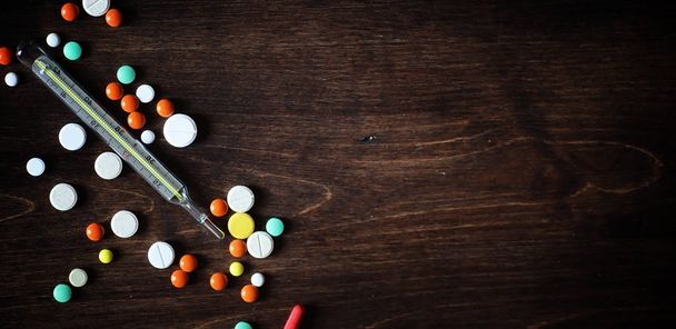 Φάρμακα και χάπια σε ένα ξύλινο τραπέζι. Διάφορα μέσα για την πρόληψη κρύο - Φωτογραφία, εικόνα
