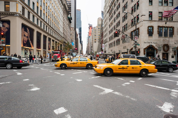 Yellow taxis and traffic in a crossroad - Φωτογραφία, εικόνα