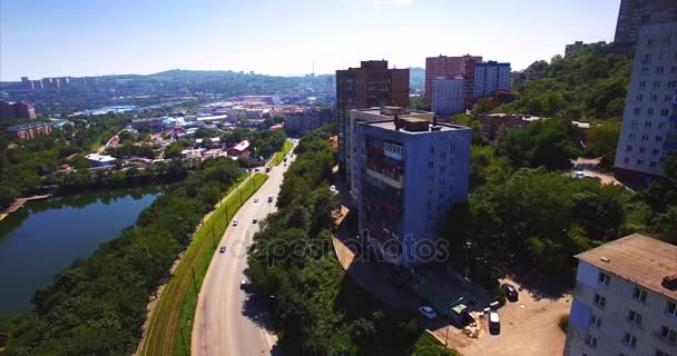 Πετώντας πάνω από τον δρόμο με το οδήγηση αυτοκινήτων σε κατοικημένη περιοχή του Βλαδιβοστόκ - Πλάνα, βίντεο