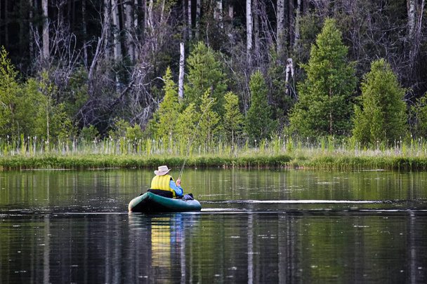 Zadní pohled na neznámého muže rybaření na mušku pomocí float trubice - Fotografie, Obrázek