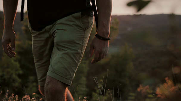 Egy ember, egy hátizsák felmegy a hegyre - Felvétel, videó