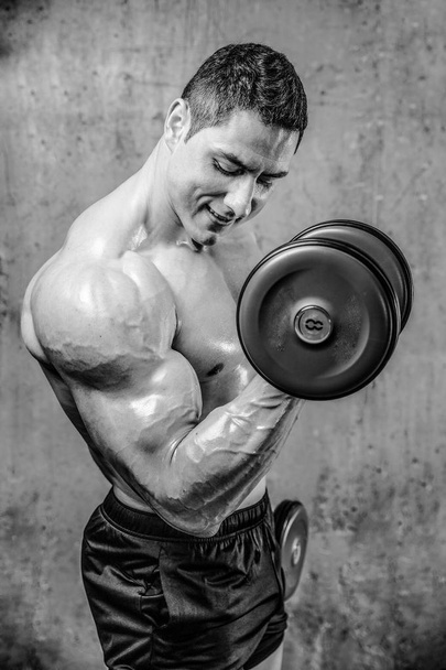 Przystojny model młody człowiek broni trening w siłowni - Zdjęcie, obraz
