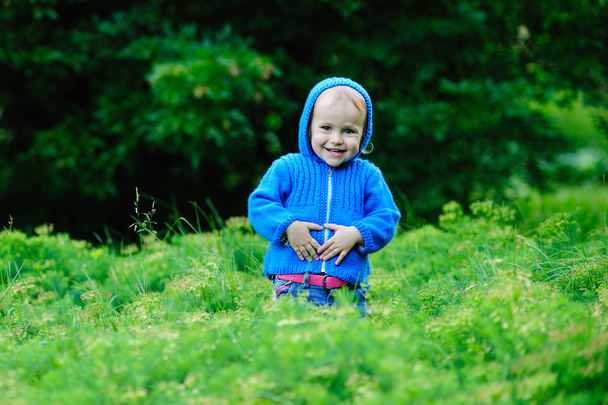 Baby girl in the forest - Foto, Bild