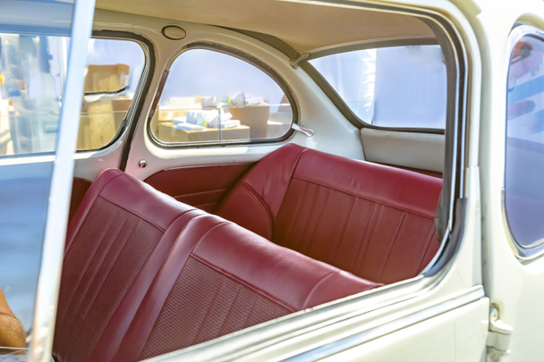 Asientos de cuero anticuados en coche compacto
 - Foto, Imagen
