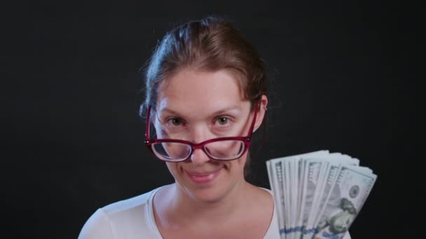 Μια γυναίκα στο λευκό πουλόβερ διακράτηση μετρητών - Πλάνα, βίντεο