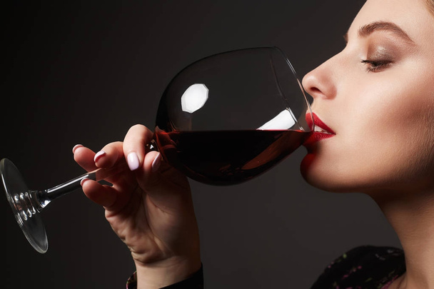 vörös bort iszik, a gyönyörű nő - Fotó, kép