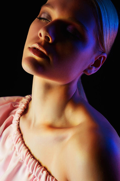 Moda modella donna in luci colorate luminose
  - Foto, immagini