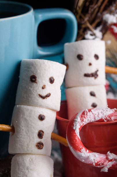 Snowmen from marshmallows. New year snowmen. A festive table of  - Φωτογραφία, εικόνα