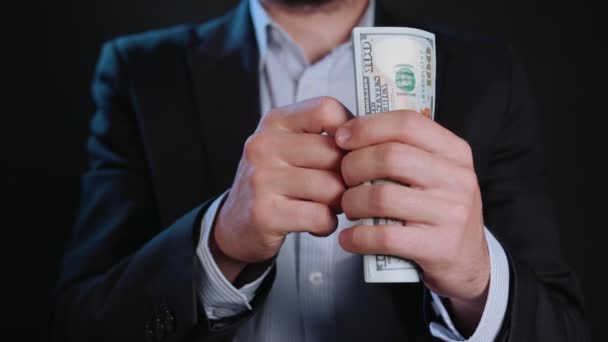 A férfi fekete zakó, és fehér ing gazdaság készpénz - Felvétel, videó