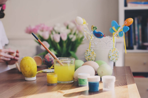 easter craft with kids - painting eggs at home. Seasonal spring decorations - Foto, immagini
