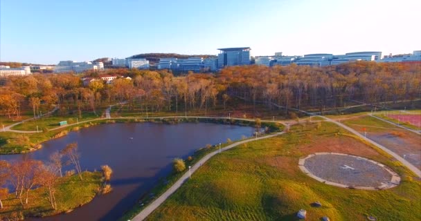 Campus der Fernöstlichen Bundesuniversität. See, Park und Sportplatz. - Filmmaterial, Video