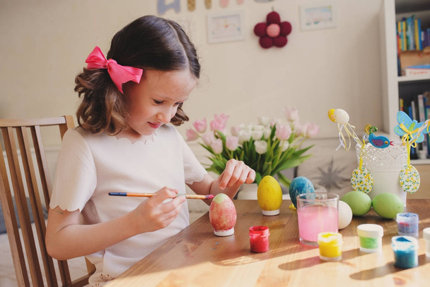 easter craft with kids - painting eggs at home. Seasonal spring decorations - Foto, imagen