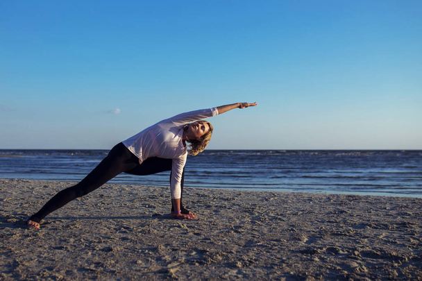 Serenity a jóga cvičení při západu slunce, meditace - Fotografie, Obrázek