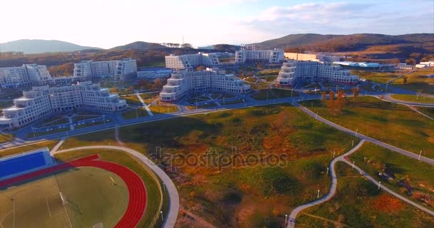 Far Eastern Federal University. Sportveld, gebouwen en heuvels - Video