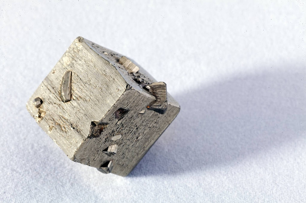 пірити, мінерал з групи сульфідів на білому тлі
 - Фото, зображення
