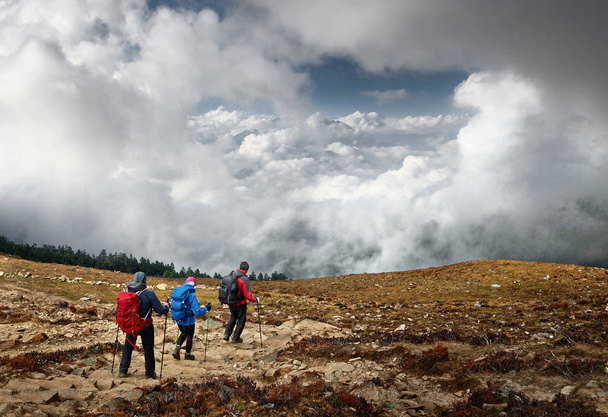 Turistas de grupo com mochilas andando na Montanha Trail dur
 - Foto, Imagem