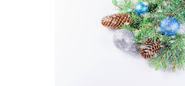 Christmas dalları, toplar, boncuk, koniler, Noel arka plan. - Fotoğraf, Görsel
