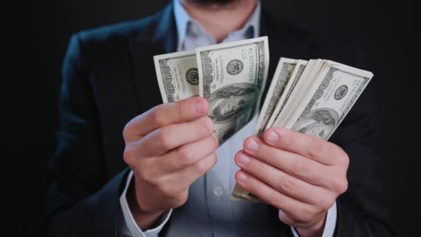 Een Man in een zwarte jas en witte Shirt houden Cash - Video