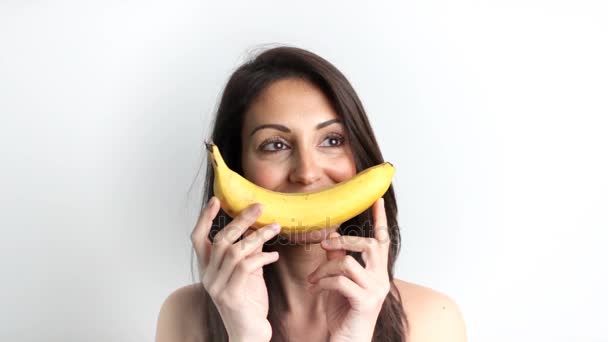 mujer burlándose con un plátano
 - Metraje, vídeo