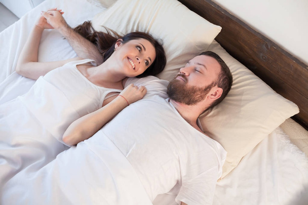 um homem com uma mulher de manhã acordou em um sonho de quarto
 - Foto, Imagem
