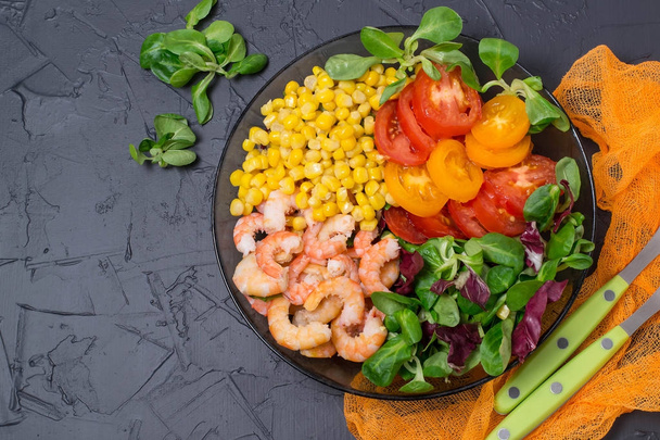 Healthy lunch bowl with vegetables and shrimps  - Photo, Image
