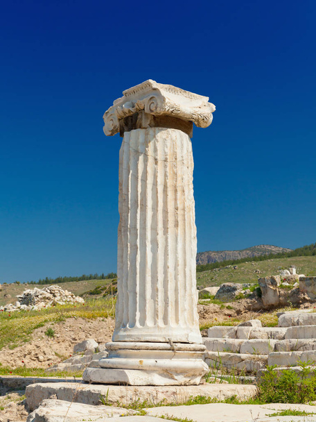 Single ancient column against clear blue sky - Foto, Imagem