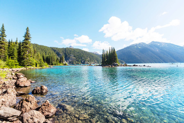 Hike to turquoise waters of picturesque Garibaldi Lake near Whistler, BC, Canada. Very popular hike destination in British Columbia. - Foto, Imagem