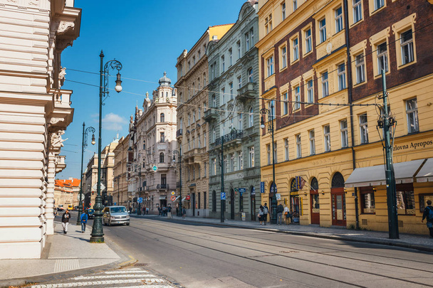 Praag, Tsjechische Republiek, 30 September 2017: verkeersopstopping op de straat in Praag, Tsjechië - Foto, afbeelding