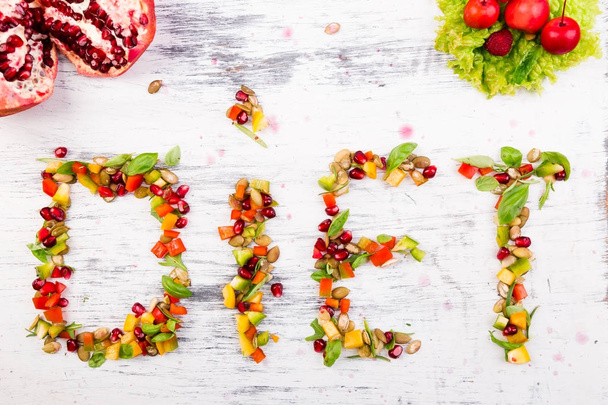 Word dieet bestaat uit fruite en groenten. Gezond veganistisch dieet rauwkost. - Foto, afbeelding